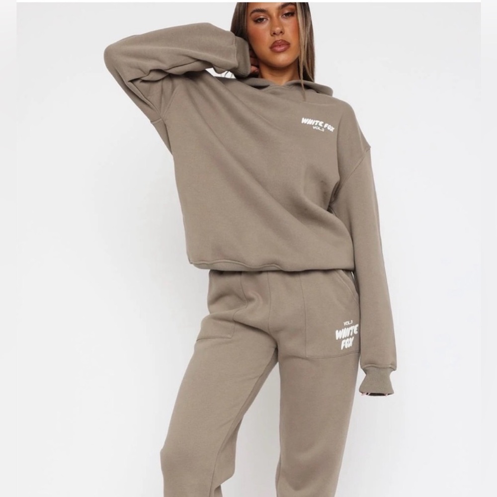 NWT White Fox Boutique Offstage Sweatpants, Vol. 3 in FAWN size M